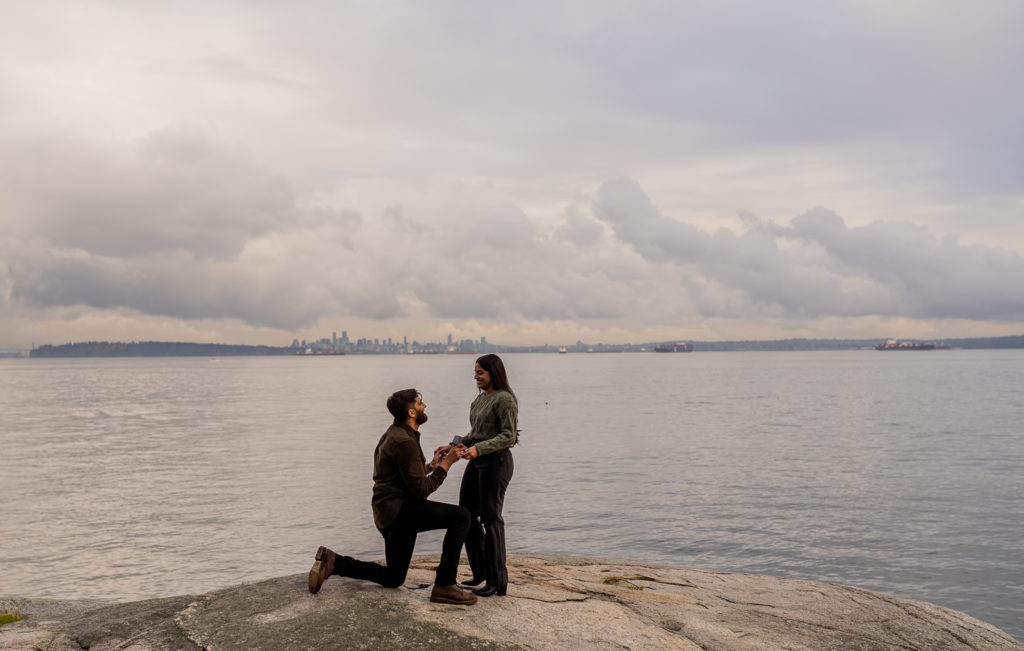 boyfriend proposing to girlfriend at Lighthouse Park