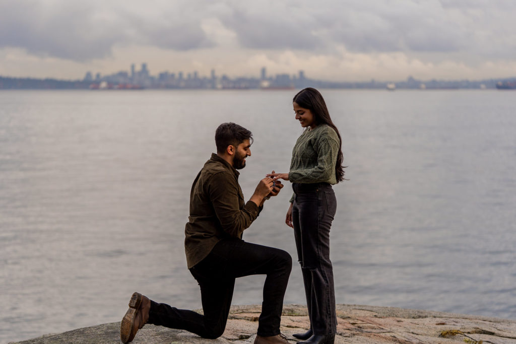 boyfriend proposing to girlfriend at Lighthouse Park